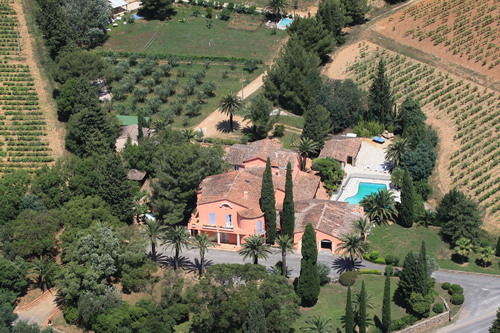 Gîtes and guest rooms with swimming pool in La Londe