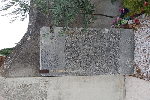 Ancienne pierre funéraire au cimetière de Gassin - https://gassin.eu