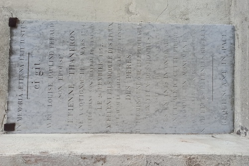 Ancienne pierre funéraire d'Étienne Thaneron, seigneur de Bertaud  au cimetière de Gassin - https://gassin.eu