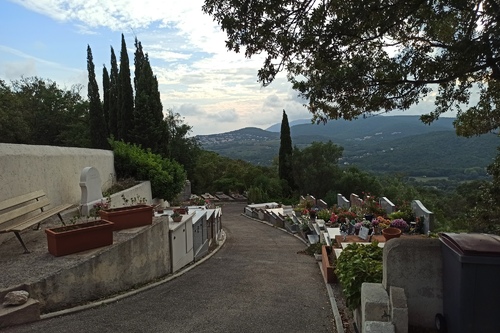 Vue générale du cimetière de Gassin - https://gassin.eu