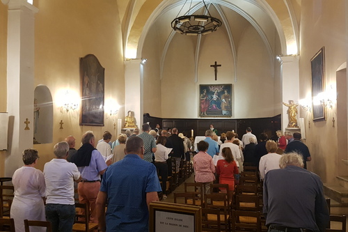 L'église de Gassin durant une messe - https://gassin