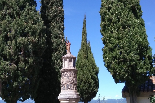 L'énigmatique Monument à Saint-Joseph de Gassin s'élève à l'entrée du cimetière