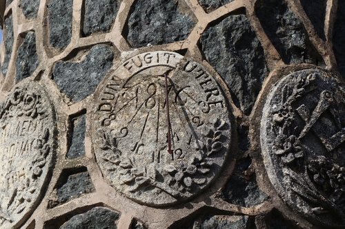 Cadran solaire Dum fugit utere - 1876 - de l'énigmatique monument à Saint-Joseph de Gassin - https://gassin.eu