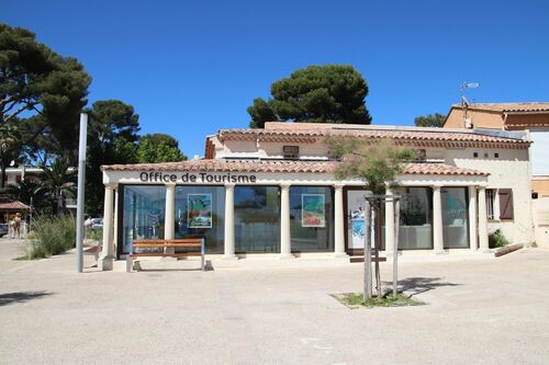 Office de tourisme vu de la place de l'appel du 18 juin