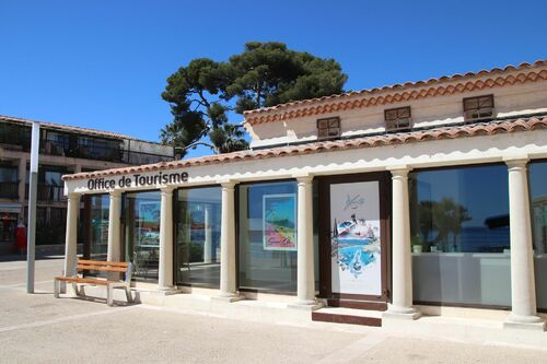 Office de tourisme vu de la place de l'appel du 18 juin