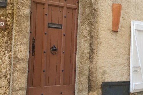 Portes anciennes à Gassin, l'un des Plus Beaux Villages de France - https://gassin.eu