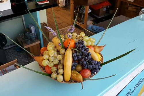 Magnifique panier de fruits aux Primeurs Cyclades de Gassin - https://gassin.eu