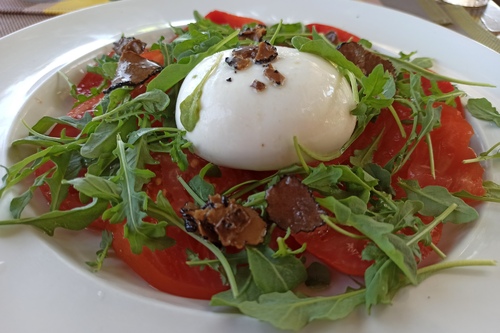 Tomate burratina supplément truffe La Ciboulette - restaurant avec vue panoramique à Gassin - https://gassin.eu