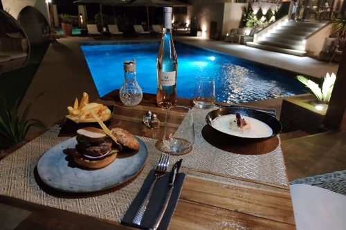 Burger terrasse piscine La Villa