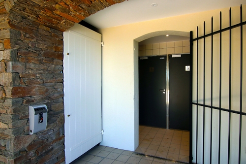 Toilettes publiques de l'Aire de Loisirs à Gassin -  https://gassin.eu