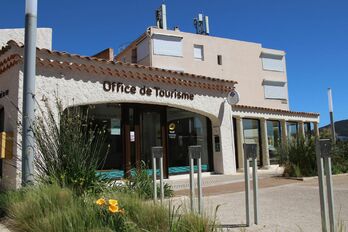 Office de tourisme vu de la place de l'appel du 18 juin