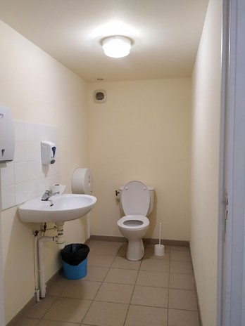 Toilettes publiques de la rue des Écoles -de Gassin - https://gassin.eu