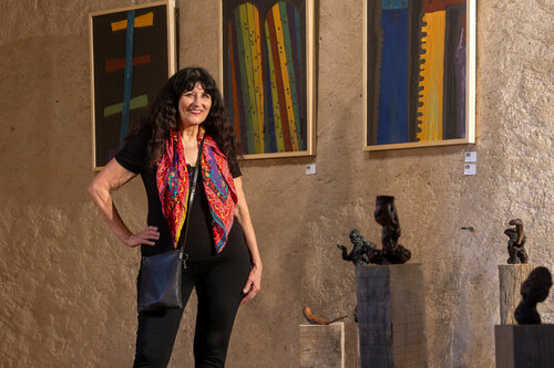 Coline Fabre devant ses œuvres